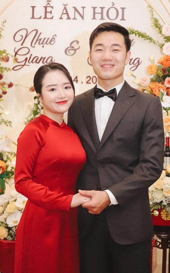 Nhuệ Giang sinh năm 1993, hơn Xuân Trường 2 tuổi, quê ở Tuyên Quang, hiện đang sống và làm việc tại Hà Nội. Cô từng tốt nghiệp trường Đại học RMIT. Được biết, Nhuệ Giang là ái nữ trong một gia đình bề thế ở Tuyên Quang.