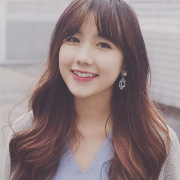 Khi đang ở đỉnh cao sự nghiệp, cô nàng đột ngột dừng mọi hoạt động nghệ thuật để sang Mỹ du học ngành Kịch nghệ, chuyên ngành Diễn xuất tại trường Northeastern University.