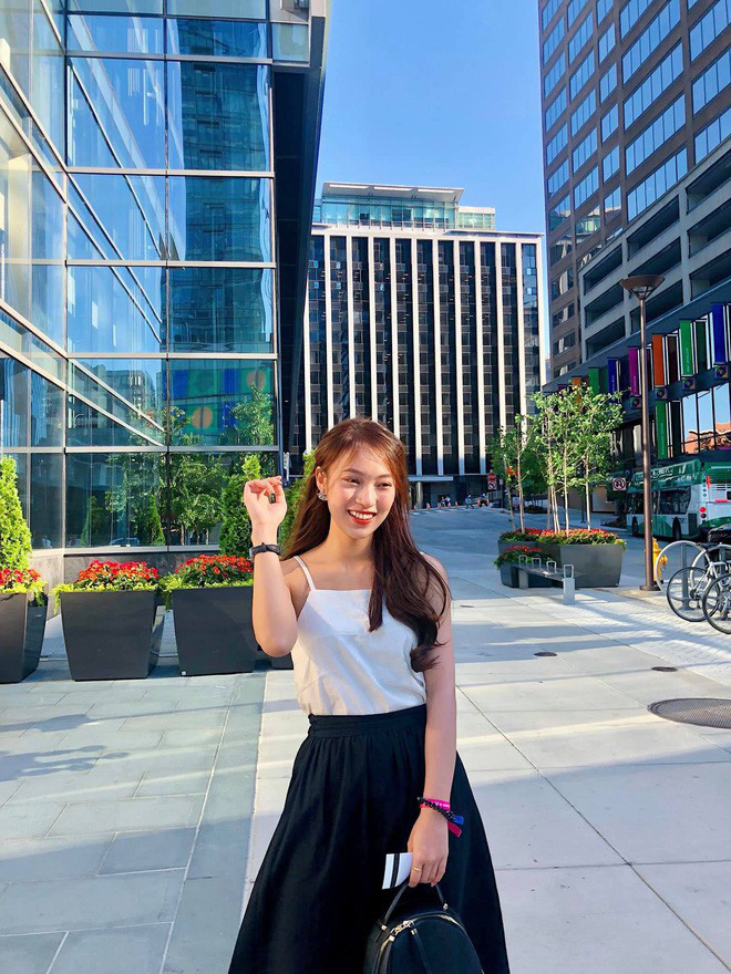 Hot girl Nghệ An có bảng thành tích dày đặc với 12 năm liền là học sinh giỏi toàn diện, từng đạt giải Ba Quốc gia môn Tiếng Anh. Hiện cô nàng đang là sinh viên năm cuối khoa Quan hệ Quốc tế của Học viện Ngoại giao. Tháng 6 vừa rồi, Khánh Vy là một trong 4 đại diện châu Á tham gia Ambassador Tour tại Washington, Mỹ.
