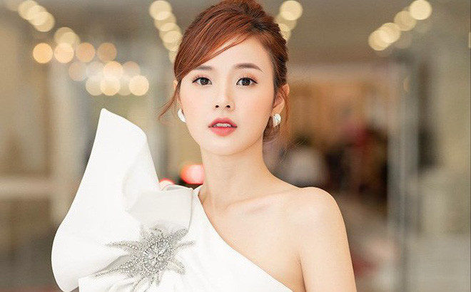 Hot girl Việt đời đầu này còn chứng tỏ bản thân bằng tấm bằng tốt nghiệp cử nhân với bảng điểm toàn con số cao chót vót, thậm chí còn lọt Top những sinh viên đứng đầu lớp với môn Thiết kế Thời trang.