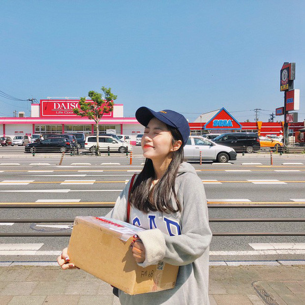 Từng là phần trong "Bộ ba sát thủ" đình đám năm xưa, hot girl Mẫn Tiên (tên thật Nguyễn Mẫn Thủy Tiên) gây bão bởi vẻ đẹp xinh xắn, dễ thương cùng nước da trắng hồng, đôi mắt to và gu ăn mặc chất lừ trên trang cá nhân.