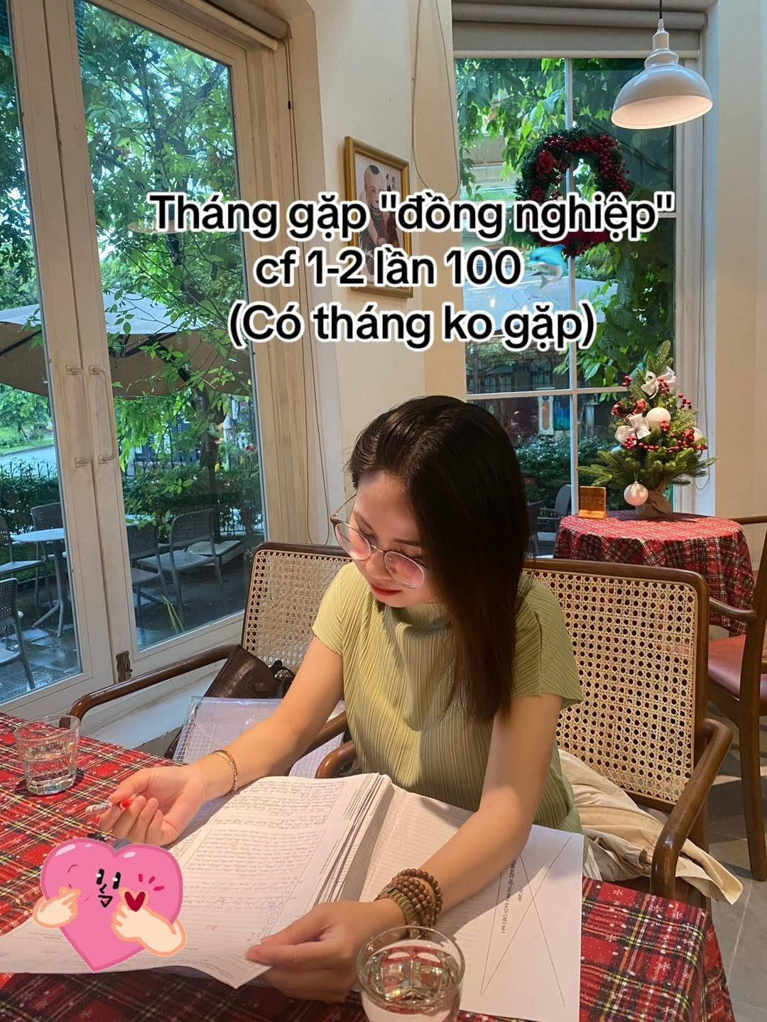 Đặc biệt, cô giáo này không phải hoàn toàn bỏ hết các cuộc gặp gỡ mà vẫn có 1 khoản cà phê bè bạn.