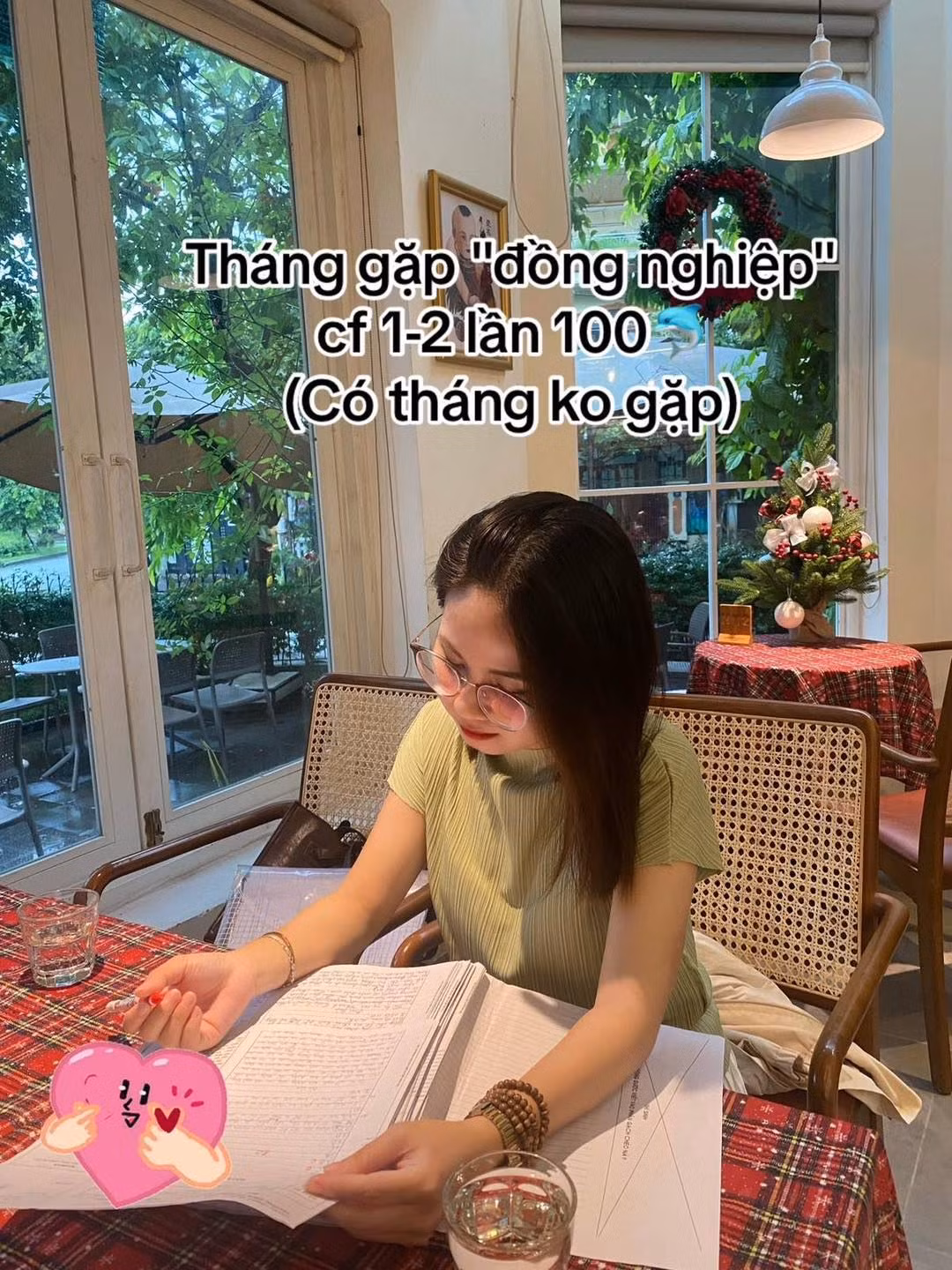 Đặc biệt, cô giáo này không phải hoàn toàn bỏ hết các cuộc gặp gỡ mà vẫn có 1 khoản cà phê bè bạn.