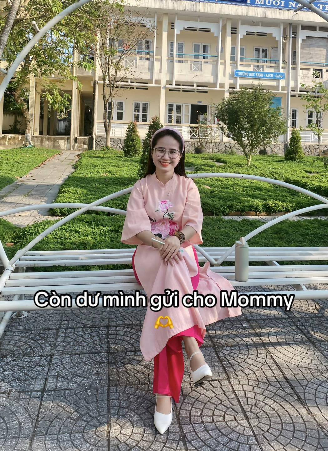 Sau khi tính toán hết các khoản, cô giáo này vẫn còn tiền để gửi cho mẹ.