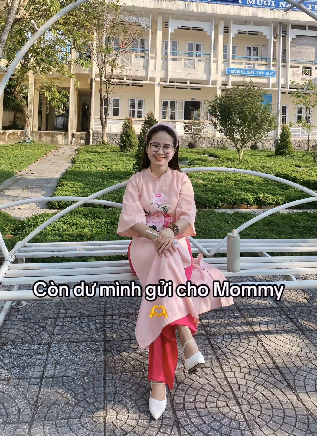 Sau khi tính toán hết các khoản, cô giáo này vẫn còn tiền để gửi cho mẹ.