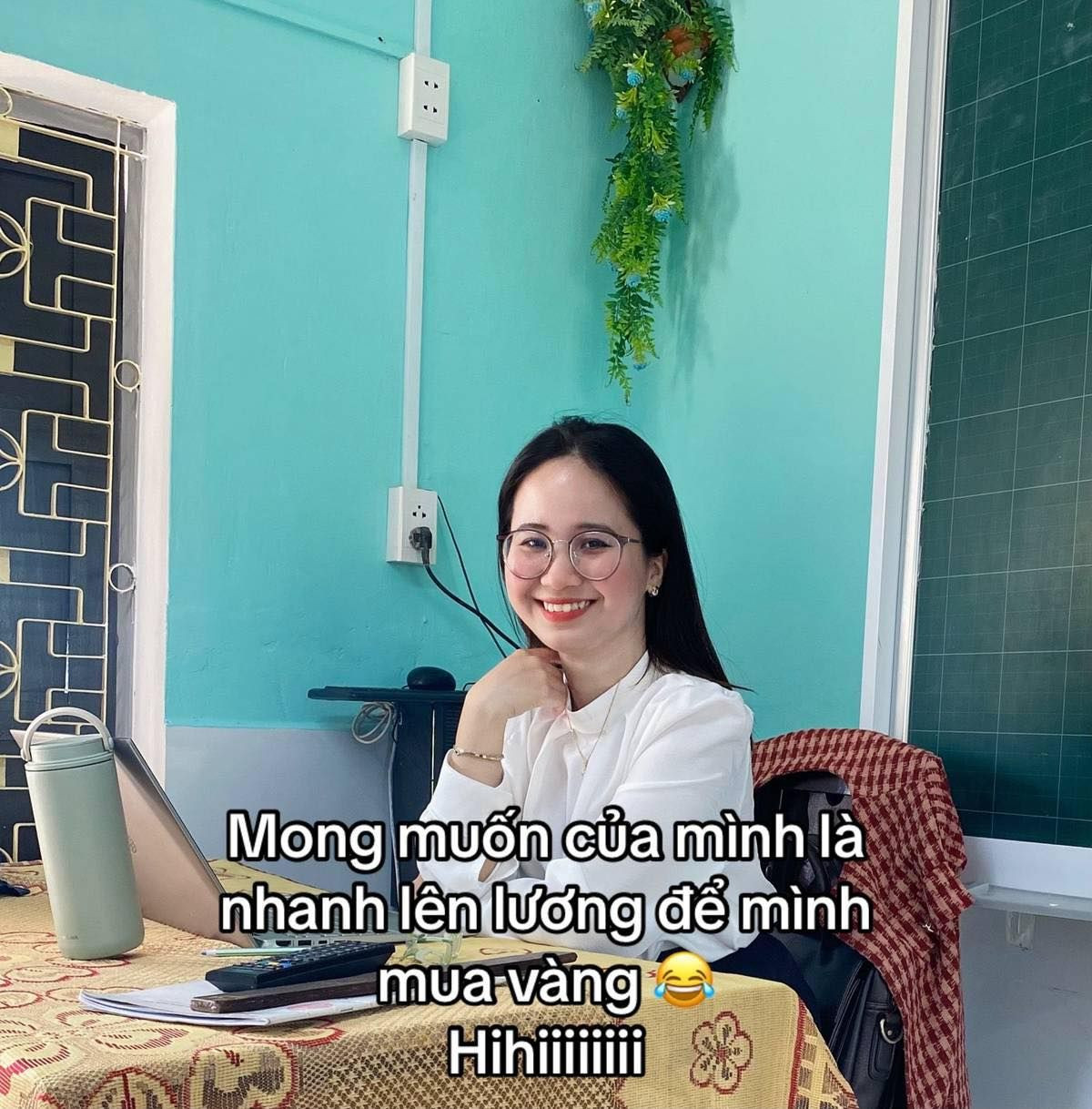 Cách nói của cô giáo viên trẻ cũng rất tích cực: "Mong muốn của mình là nhanh lên lương để mình mua vàng". Dưới bài đăng của cô, có nhiều ý kiến trái chiều khác nhau. Người cho rằng "biết chi tiêu tiết kiệm là tốt, thì mức nào cũng sống được", có người thì cho rằng các khoản chi trên là chưa đầy đủ, thực tế cuộc sống tốn kém hơn nhiều.