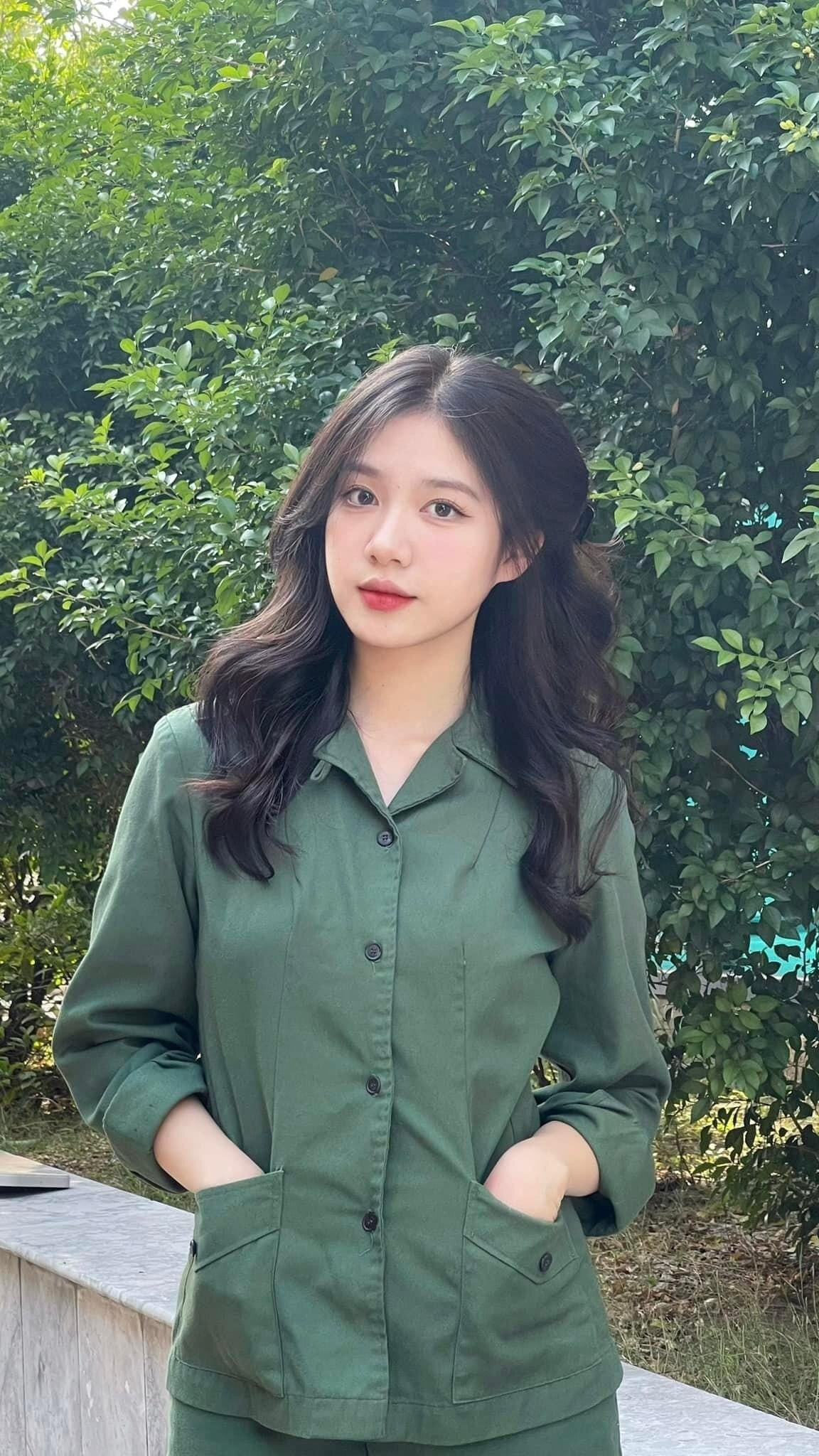 Gần đây, loạt ảnh một cô nữ sinh mặc bộ đồ học giáo dục quốc phòng được nhiều người lan truyền trên các hội nhóm gái xinh khiến ai nầy đều xao xuyến.