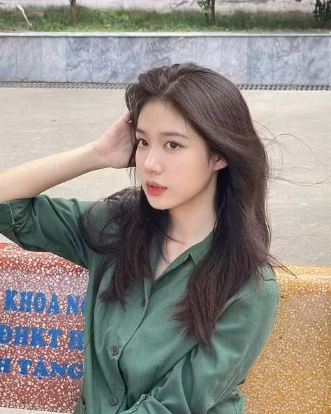 Dù không ăn diện cũng chả trang điểm cầu kì nhưng Ánh Nguyệt vẫn toát lên vẻ đẹp trong trẻo rạng ngời chuẩn thanh xuân vườn trường.