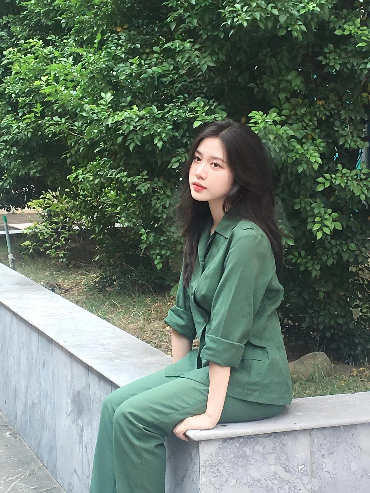 Ngay lập tức, netizen đã tìm ra danh tính của cô gái xinh đẹp này. Đó là Vũ Ánh Nguyệt, hiện đang học trường Đại học Kiến trúc.