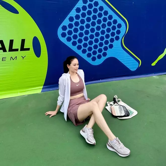 Linh Rin để mặt mộc, diện trang phục đơn giản để nhập cuộc. Nhiều người cho rằng, Pickleball nhẹ nhàng hơn tennis nên phái nữ dễ dàng bắt đầu chơi.
