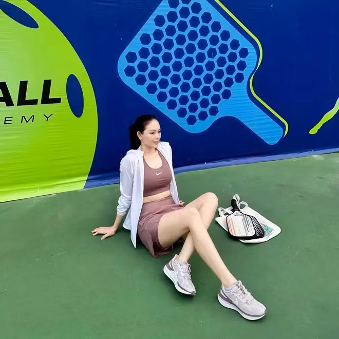 Linh Rin để mặt mộc, diện trang phục đơn giản để nhập cuộc. Nhiều người cho rằng, Pickleball nhẹ nhàng hơn tennis nên phái nữ dễ dàng bắt đầu chơi.