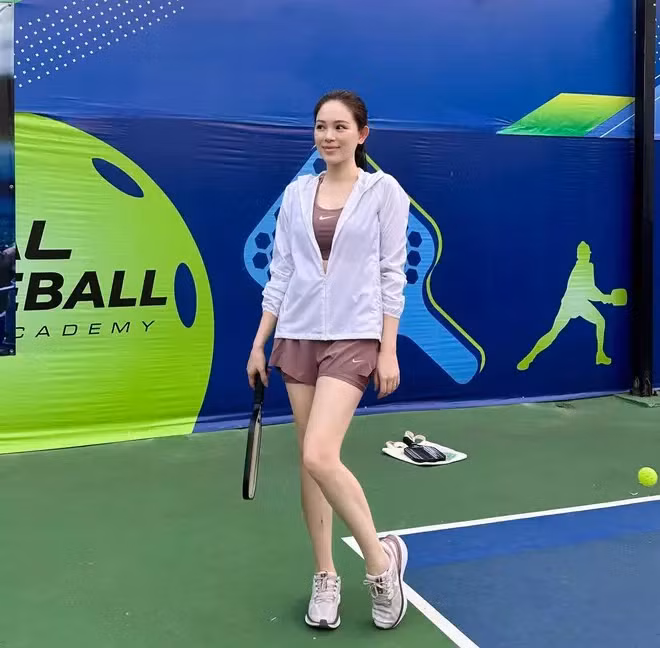 Check-in trên sân tập, nàng dâu hào môn cầm vợt, tạo dáng khỏe khoắn.