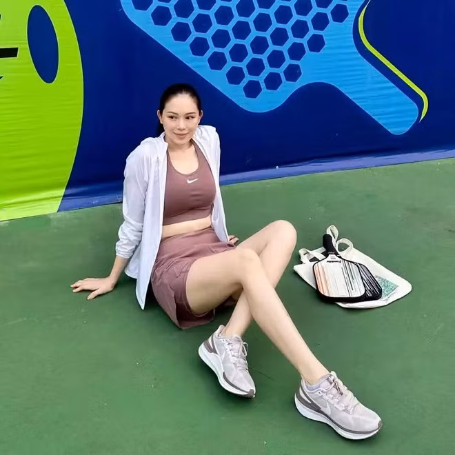 Nàng dâu hào môn Linh Rin mới đây cũng đã khoe hoạt động thể dục thể thao mới của mình sau khi sinh em bé.