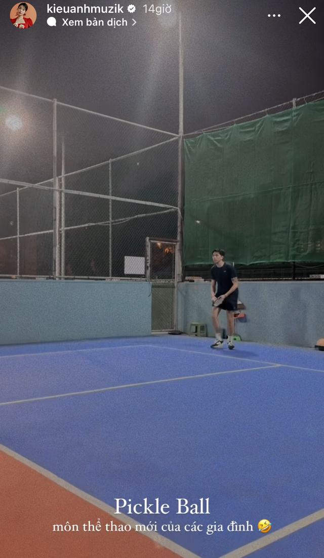 Không chỉ hội các hot mom, ca nương Kiều Anh mới đây cũng đã bắt trend với bộ môn này. Cô đăng tải hình ảnh cùng chồng ra sân và bày tỏ: "Môn thể thao mới của các gia đình".