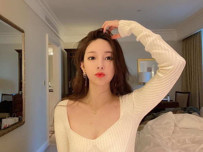 9X được nhiều người khen có gương mặt xinh đẹp, vóc dáng gợi cảm không kém các diễn viên, idol nổi tiếng xứ Hàn. Tuy nhiên, sau khi nổi tiếng, người đẹp nhiều lần dính tin đồn dao kéo và chỉnh sửa ảnh quá đà. Đáp lại tin đồn, Yaongyi thừa nhận từng phẫu thuật cắt mí mắt 10 năm trước song bác bỏ thông tin nâng cấp vòng 1, vòng 3 và chỉnh ảnh quá đà.