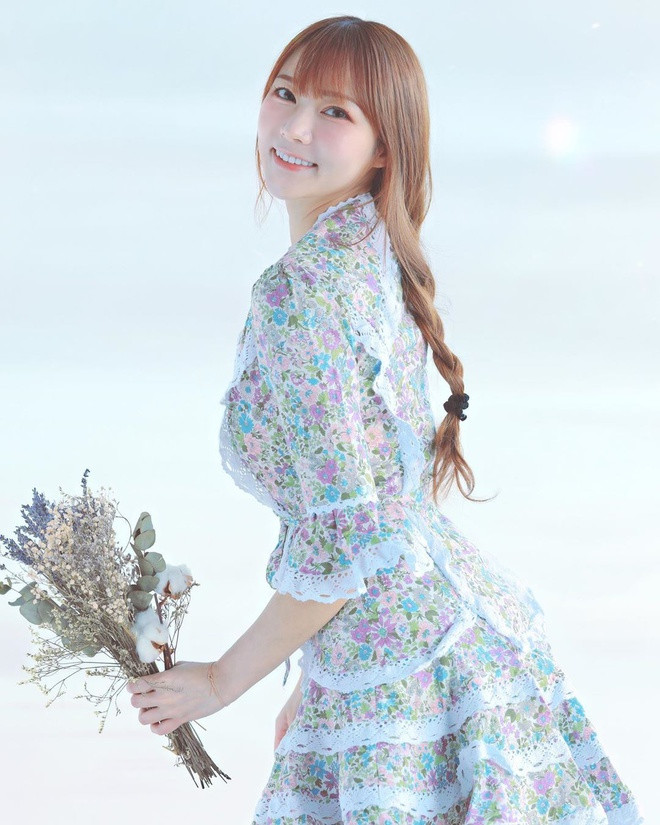 Lilian Kan còn nổi tiếng vì đa tài đa nghệ. Cô từng giành giải nhì trong cuộc thi nhà thiết kế thời trang trẻ Hong Kong, được hiệp hội kiến trúc Aile Ateliser (Đức) mời đến làm việc. Ngoài công việc họa sĩ, cô còn là người mẫu cho nhiều thương hiệu thời trang, xuất hiện trên các tạp chí danh tiếng.