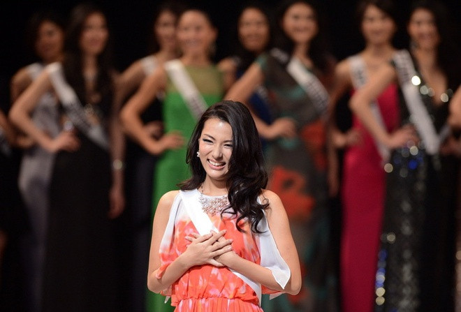 Năm 2013, Yukimi Matsuo gây bất ngờ khi đăng quang tại cuộc thi Hoa hậu Hoàn vũ Nhật Bản. Đến cuộc thi với mục tiêu quảng bá văn hóa manga Nhật Bản trên toàn thế giới, cô nàng chinh phục ban giám khảo nhờ nét đẹp sắc sảo và vốn kiến thức phong phú.