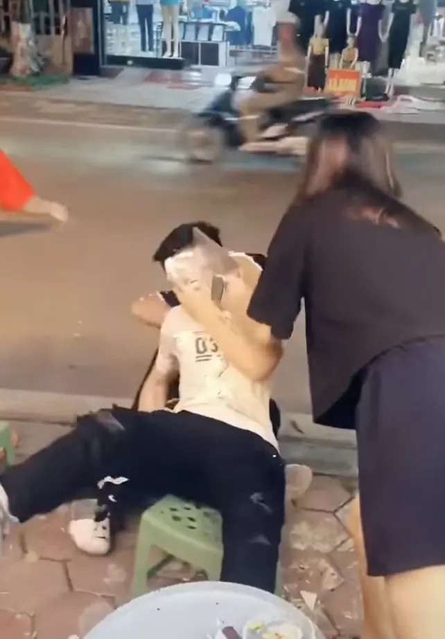 "Vẫn biết là vui đó nhưng đùa thái quá thế này thì không nên chút nào đâu các bạn ạ", "ngày vui nhưng các bạn làm vậy có nghĩ hậu quả ra sao không, các bạn không biết bên trong chiếc bánh là cái gì à?" - Nhiều người tỏ ra bất bình.