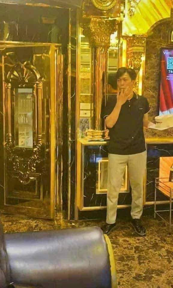 Là nhân vật chính của bữa tiệc, cô gái đã dành nhiều thời gian để chăm chút cho vẻ bề ngoài sao cho lung linh nhất.