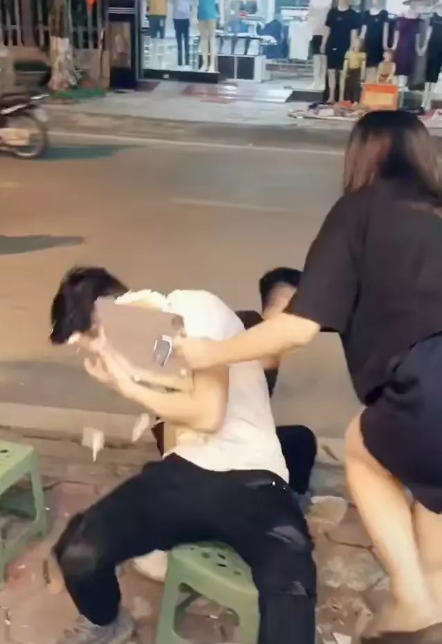 Netizen bày tỏ sự ngán ngẩm trước hành động thiếu ý thức của nhóm bạn của chàng trai.