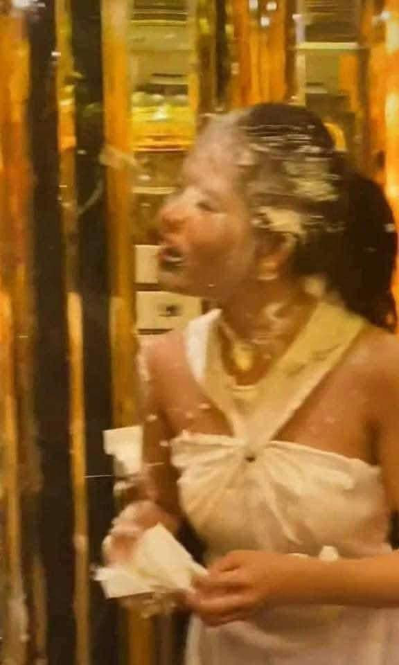 Được biết sau đó, cô nàng đã không còn hào hứng để tiếp tục bữa tiệc và quay trở về. Tiệc sinh nhật đáng ra rất vui vẻ đã kết thúc ngổn ngang.