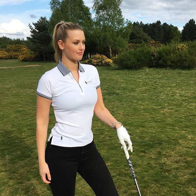 "Bella, bạn có nhất thiết phải chơi golf với một chiếc váy ngắn đến mức đó?", "Cô nên xem lại những chiếc áo xẻ sâu quá đà như vậy đi", những tài khoản theo dõi cô để lại bình luận.