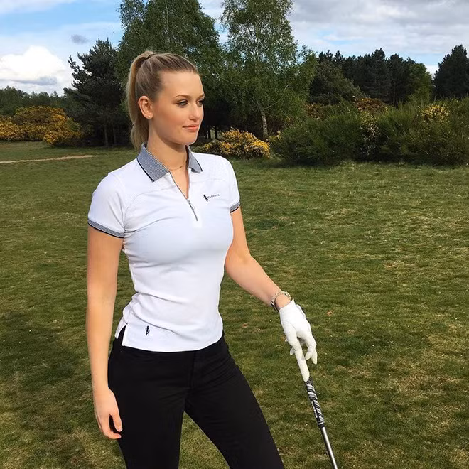 "Bella, bạn có nhất thiết phải chơi golf với một chiếc váy ngắn đến mức đó?", "Cô nên xem lại những chiếc áo xẻ sâu quá đà như vậy đi", những tài khoản theo dõi cô để lại bình luận.