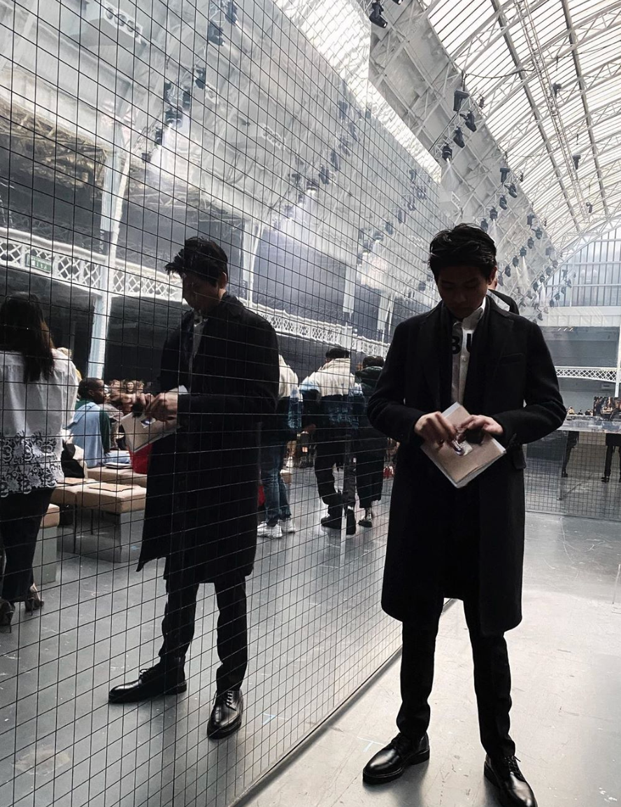 Sau khi Tiên Nguyễn dương tính với Covid-19, nhiều người bày tỏ lo ngại rằng em trai cô là William Hiếu Nguyễn cũng có thể bị lây bệnh và khuyên anh chàng sớm đi khám. Cả hai chị em đã check-in cùng nhau tại show thời trang của Burberry tại Anh.