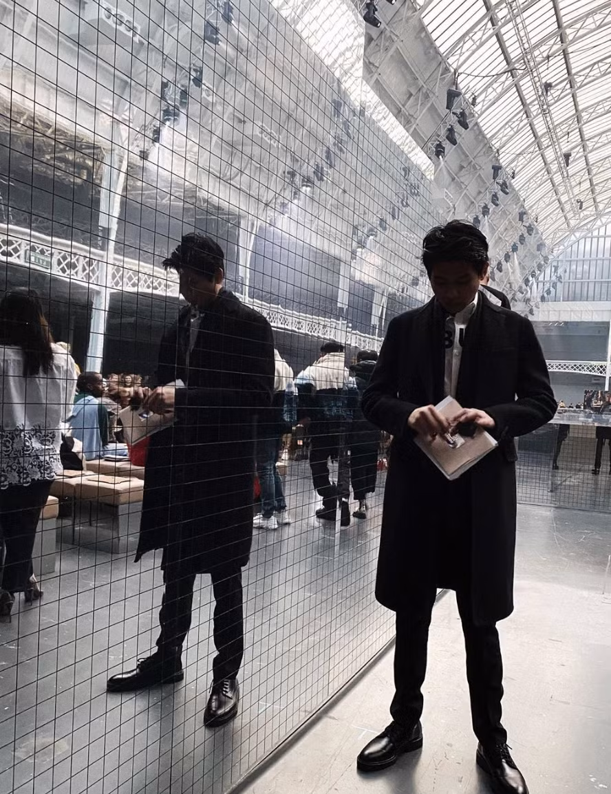 Sau khi Tiên Nguyễn dương tính với Covid-19, nhiều người bày tỏ lo ngại rằng em trai cô là William Hiếu Nguyễn cũng có thể bị lây bệnh và khuyên anh chàng sớm đi khám. Cả hai chị em đã check-in cùng nhau tại show thời trang của Burberry tại Anh.