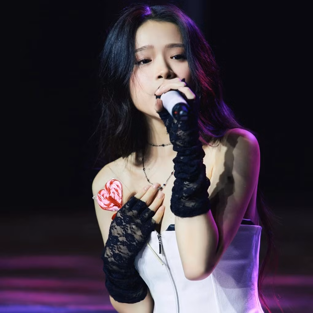 Không còn hình ảnh ngây thơ trong sáng như ngày xưa, Linh Ka chuyển hướng xây dựng cho mình phong cách gợi cảm, quyến rũ hơn.