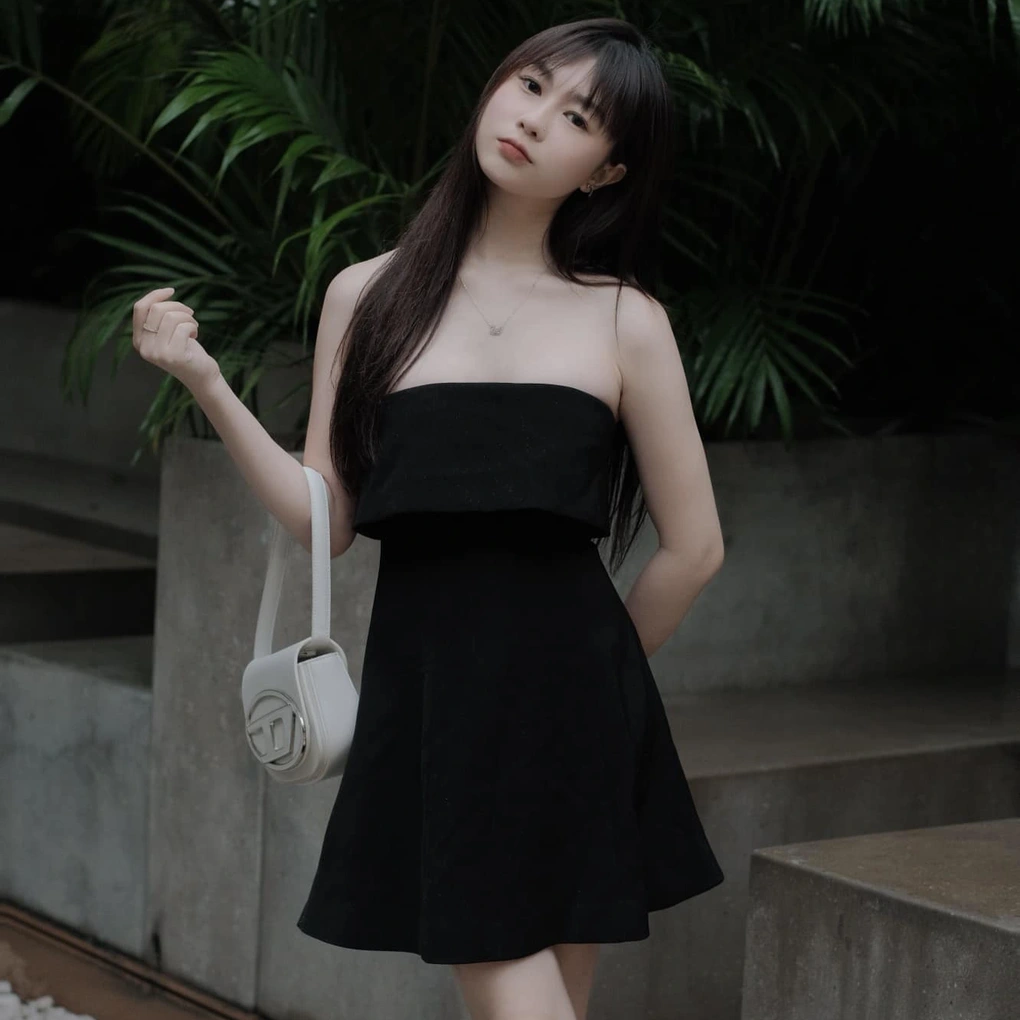 Dù trải qua sinh nở, thế nhưng Chi Bé nhanh chóng lấy lại được sắc vóc của mình. Hiện tại cô nàng nhận làm mẫu ảnh cho nhiều nhãn thời trang khác nhau.