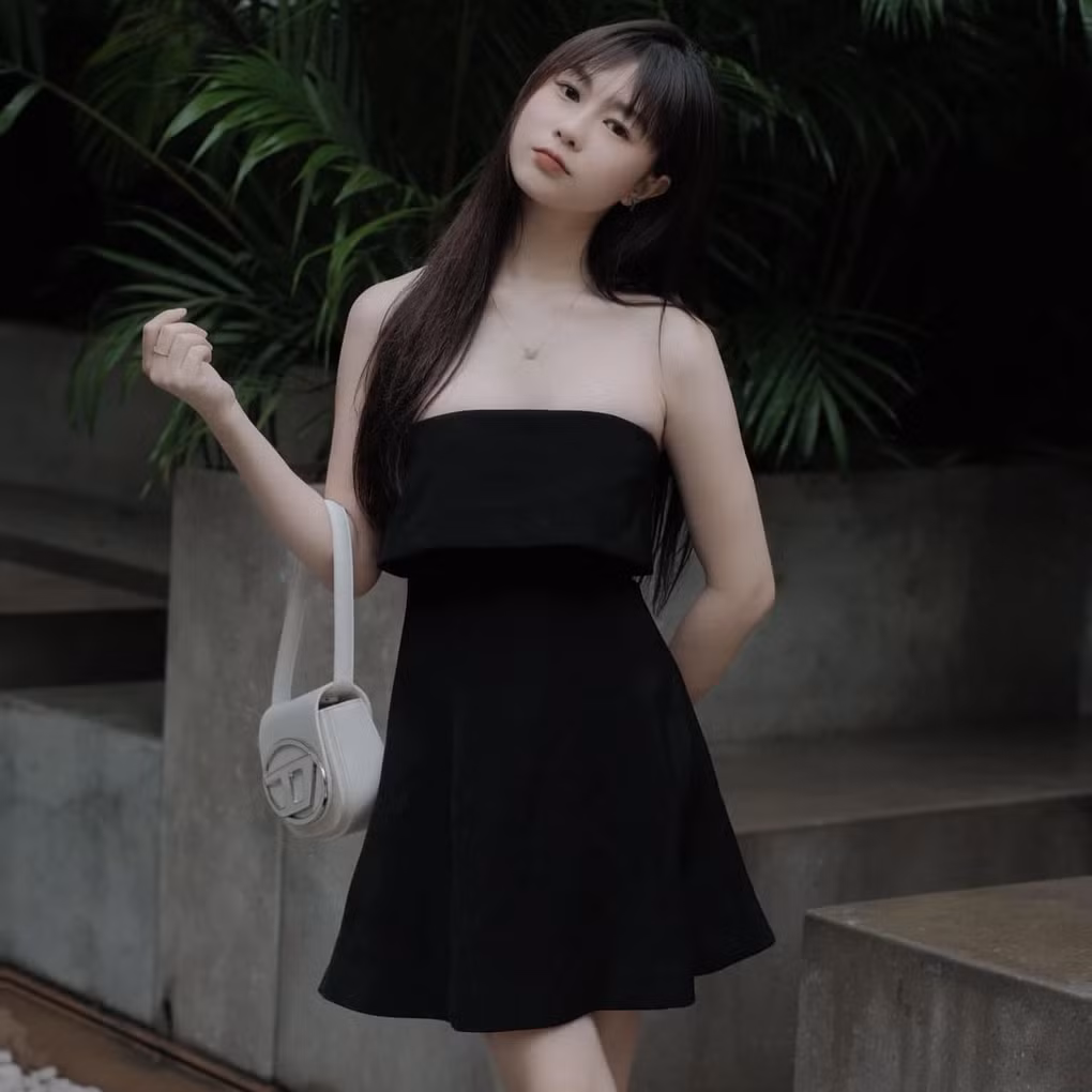 Dù trải qua sinh nở, thế nhưng Chi Bé nhanh chóng lấy lại được sắc vóc của mình. Hiện tại cô nàng nhận làm mẫu ảnh cho nhiều nhãn thời trang khác nhau.