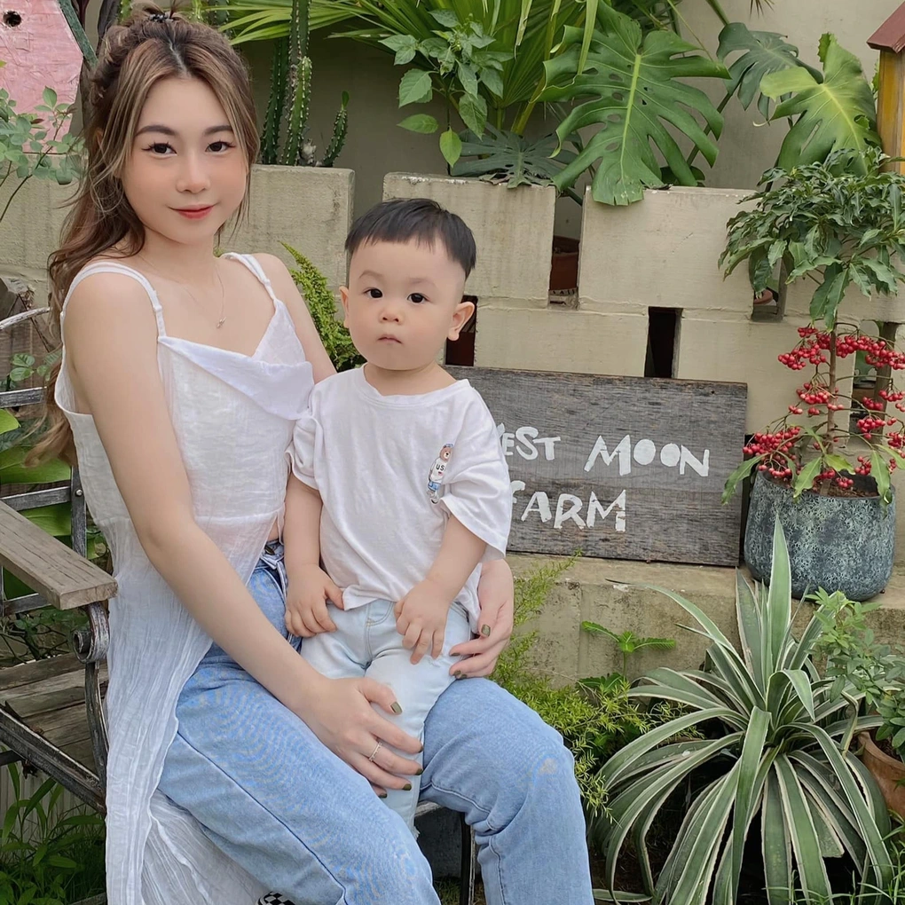 Sau khoảng thời gian "im hơi lặng tiếng", Chi Bé bất ngờ thông báo kết hôn và đón con gái đầu lòng tên Sữa vào năm 2020. Ở tuổi 22, cô trở thành bà mẹ hai con, dành nhiều thời gian chăm sóc cho gia đình