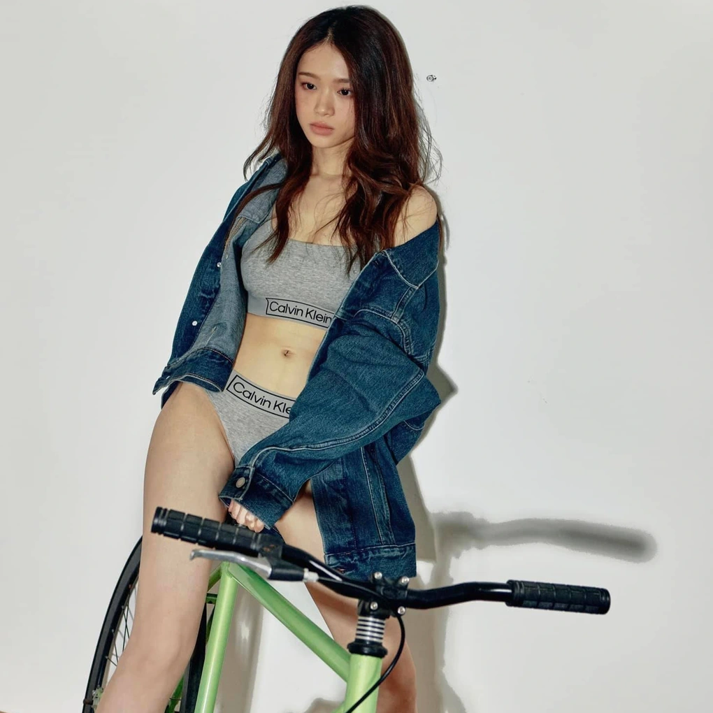 Không sở hữu chiều cao ấn tượng, tuy nhiên Linh Ka vẫn có vóc dáng khiến nhiều người mơ ước.