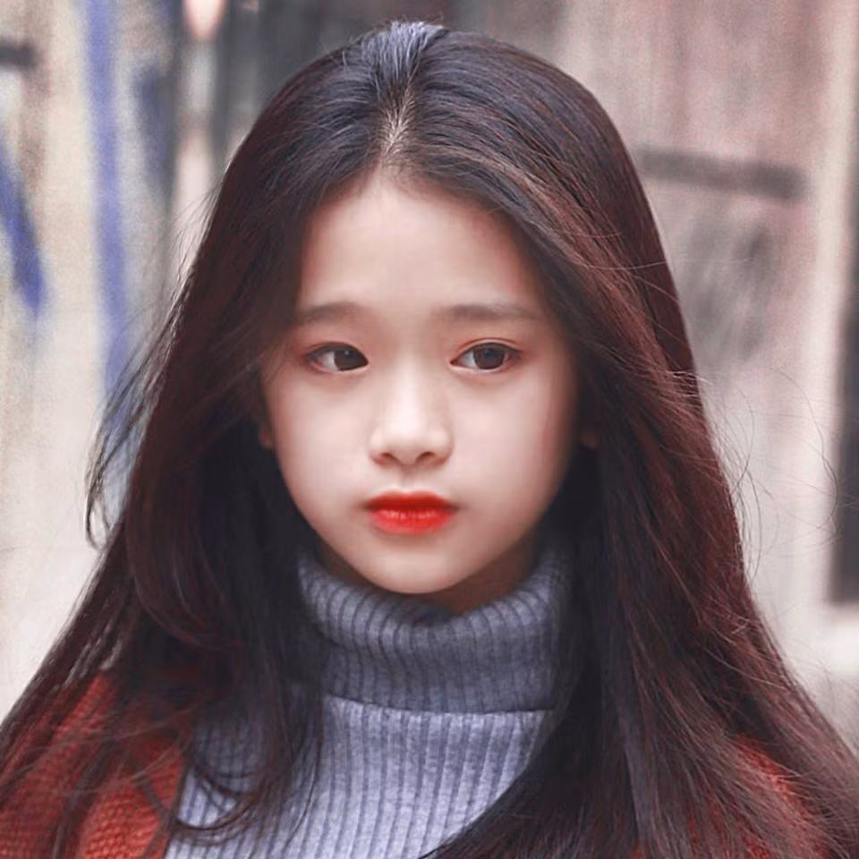 Linh Ka (tên thật Chu Diệu Linh, SN 2002, Hà Nội) được biết đến là người mẫu ảnh, diễn viên. Trước khi quyết định Nam tiến phát triển sự nghiệp nghệ thuật, cô từng vướng phải nhiều ồn ào.