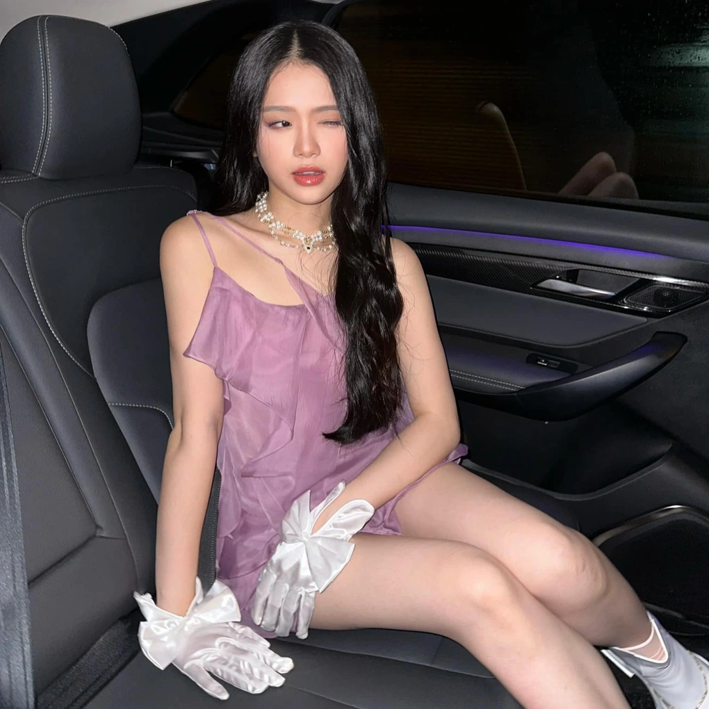 Năm 2023, Linh Ka khiến nhiều khán giả bất ngờ khi chuyển hướng sang vai trò ca sĩ. Cô nàng nhận về khá nhiều ý kiến trái chiều đối với giọng hát của mình.