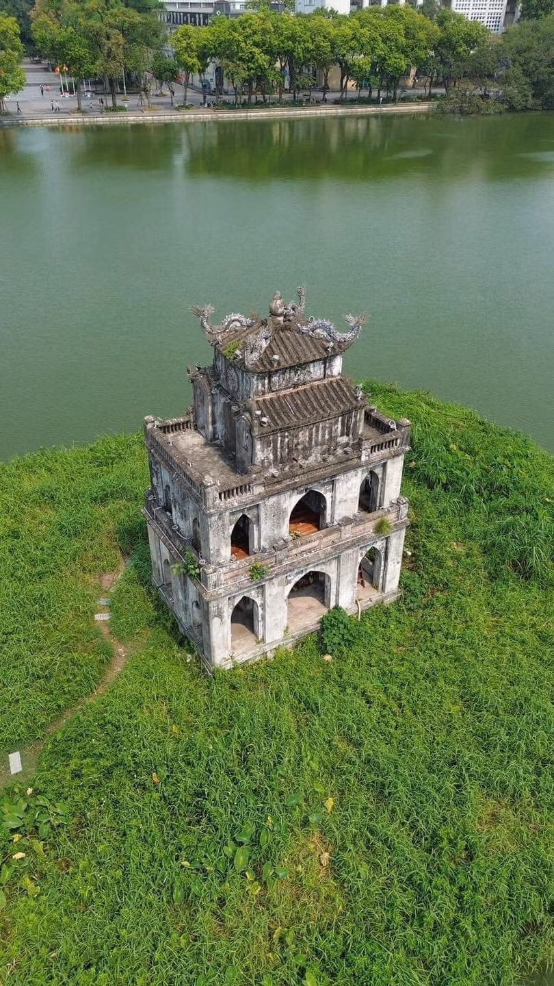 Tháp Rùa là một ngọn tháp nhỏ có kiến trúc độc đáo nằm biệt lập trên gò đảo rộng khoảng 350m2 giữa lòng Hồ Gươm. Nhiều người dân cũng như khách tham quan mỗi lần đi dạo quanh hồ Gươm đều chiêm ngưỡng tháp Rùa từ xa và rất tò mò không hiểu vì sao có một công trình có thể nổi lên giữa hồ, và công trình đó trông như thế nào.