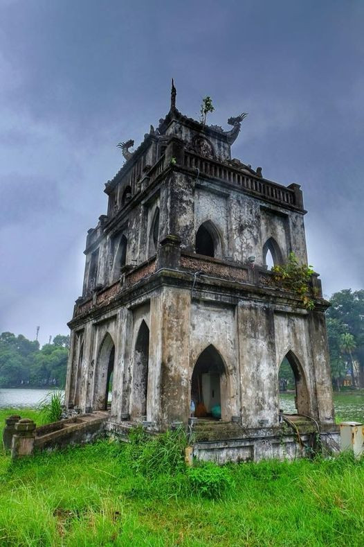 Tháp Rùa Hồ Gươm có kiến trúc độc đáo, kết hợp giữa phong cách Gothic châu Âu và phong cách đền đài truyền thống Việt Nam. Tòa Tháp có chiều cao từ nền đất gò Rùa lên đến đỉnh là 8,8m và bao gồm 4 tầng