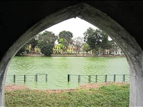 Góc nhìn từ tầng 1 tháp Rùa.