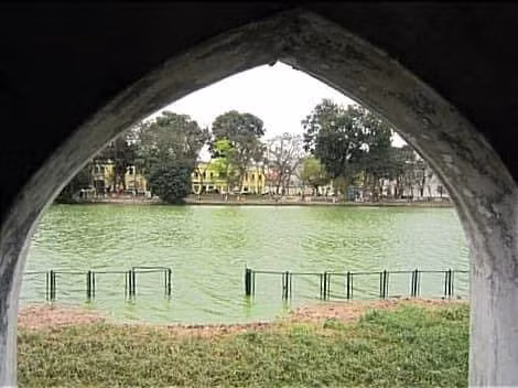 Góc nhìn từ tầng 1 tháp Rùa.