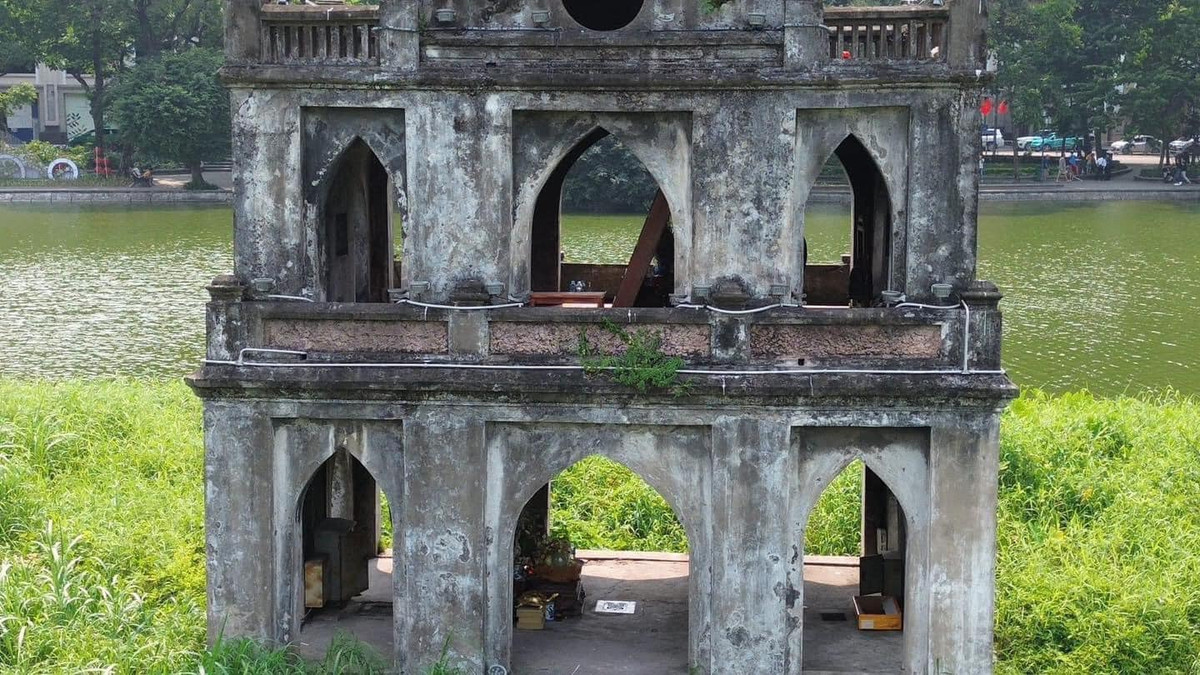 Bên trong Tháp Rùa Hồ Gươm có một bệ thờ nằm sát tường phía Tây nhưng không rõ thờ ai và có từ lúc nào. Có khá nhiều lời đồn đoán nhưng đến nay không được kiểm chứng.