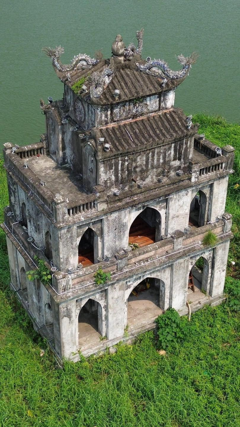 Theo sử sách ghi lại, tên gọi Tháp Rùa Hồ Gươm bắt nguồn từ việc tháp được xây dựng trên đảo rùa. Đây là gò đất nổi lên giữa hồ, nơi trước kia rùa Hồ Gươm thường lên phơi nắng và đẻ trứng.