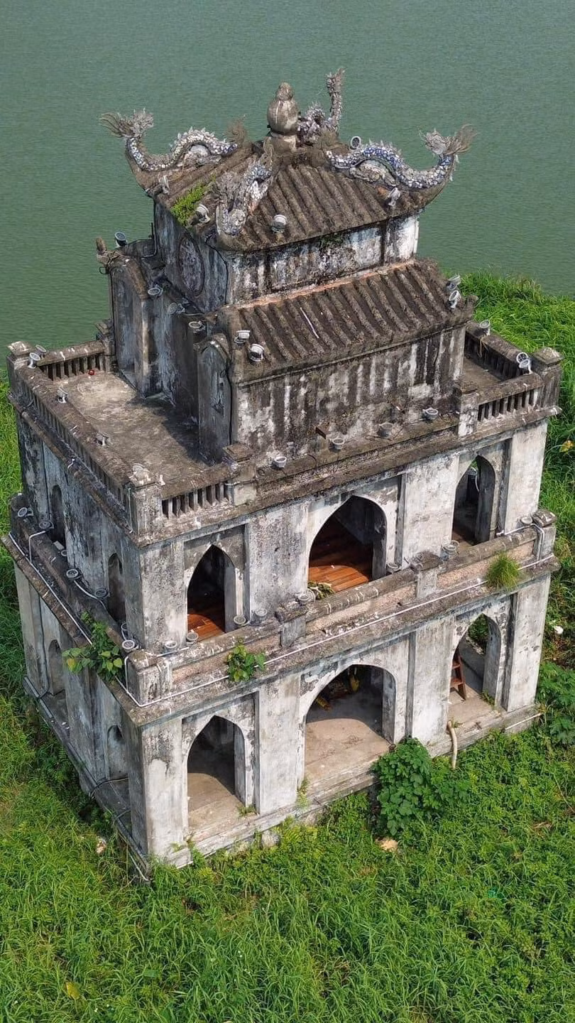 Theo sử sách ghi lại, tên gọi Tháp Rùa Hồ Gươm bắt nguồn từ việc tháp được xây dựng trên đảo rùa. Đây là gò đất nổi lên giữa hồ, nơi trước kia rùa Hồ Gươm thường lên phơi nắng và đẻ trứng.