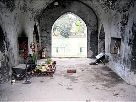 Ban thờ ở tầng 1.