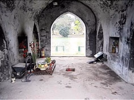 Ban thờ ở tầng 1.