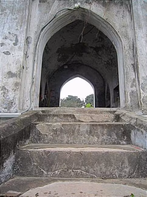 Sự giao thoa giữa nghệ thuật kiến trúc Pháp và phong cách truyền thống đã tạo nên một Tháp Rùa với vẻ đẹp độc đáo và thu hút riêng biệt.