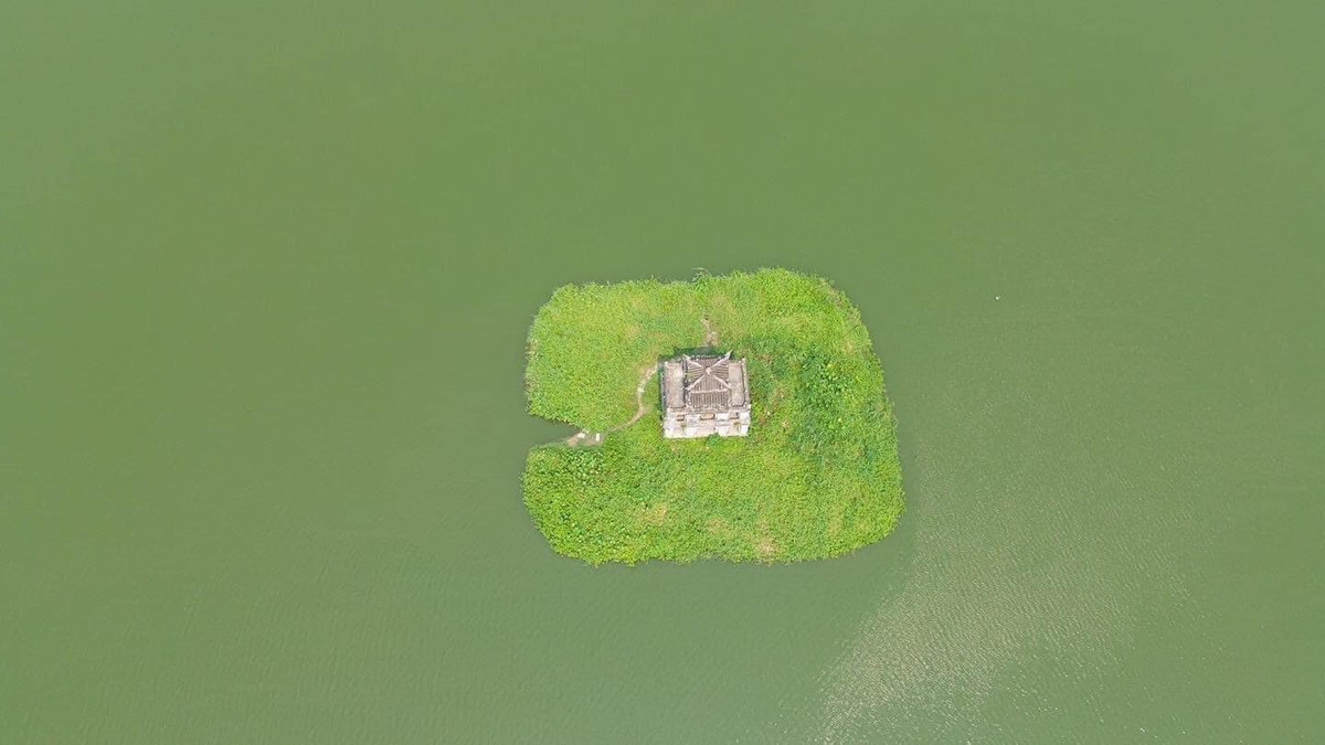 Tháp Rùa khi nhìn từ trên cao xuống.