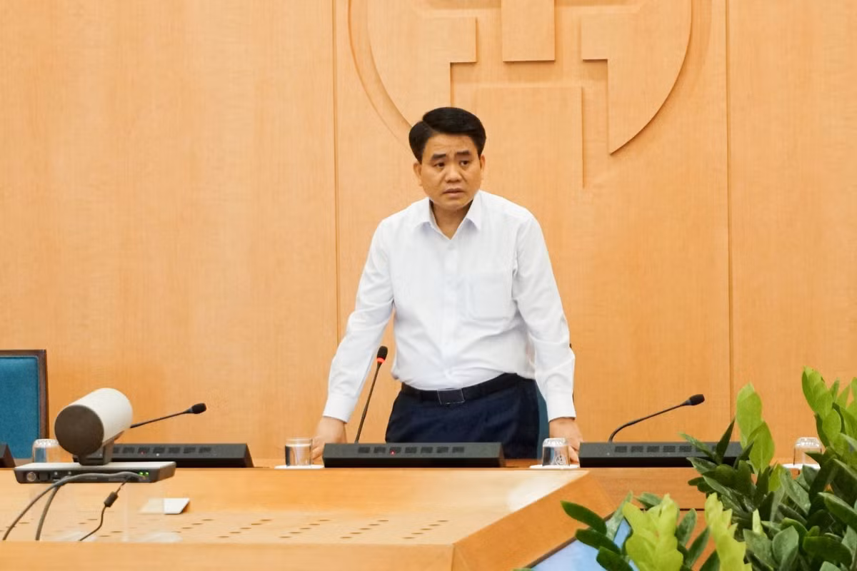 Mot so cua hang 9h sang moi duoc mo cua