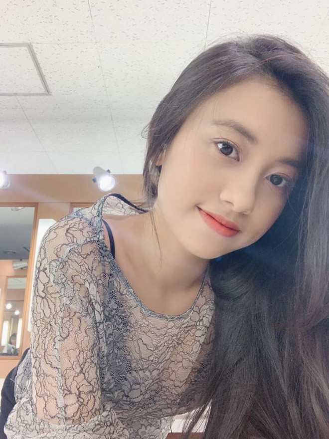 Thuý Quỳnh sở hữu khuôn mặt xinh xắn, các nét hài hoà và đặc biệt là nụ cười cực duyên với chiếc răng khểnh. Bất kỳ khán giả nhí năm nào khi thấy nụ cười này đều có thể nhận ra "chị ong vàng" năm nào.