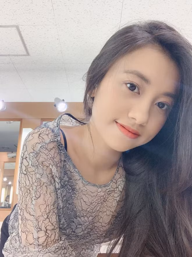 Thuý Quỳnh sở hữu khuôn mặt xinh xắn, các nét hài hoà và đặc biệt là nụ cười cực duyên với chiếc răng khểnh. Bất kỳ khán giả nhí năm nào khi thấy nụ cười này đều có thể nhận ra "chị ong vàng" năm nào.